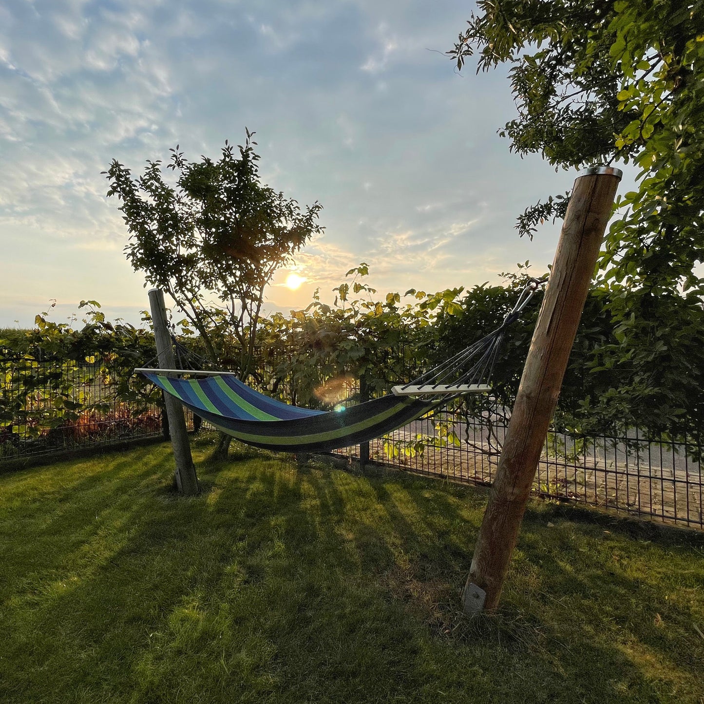 Hängematte mit Gestell für den Garten | ELYFLAIR®