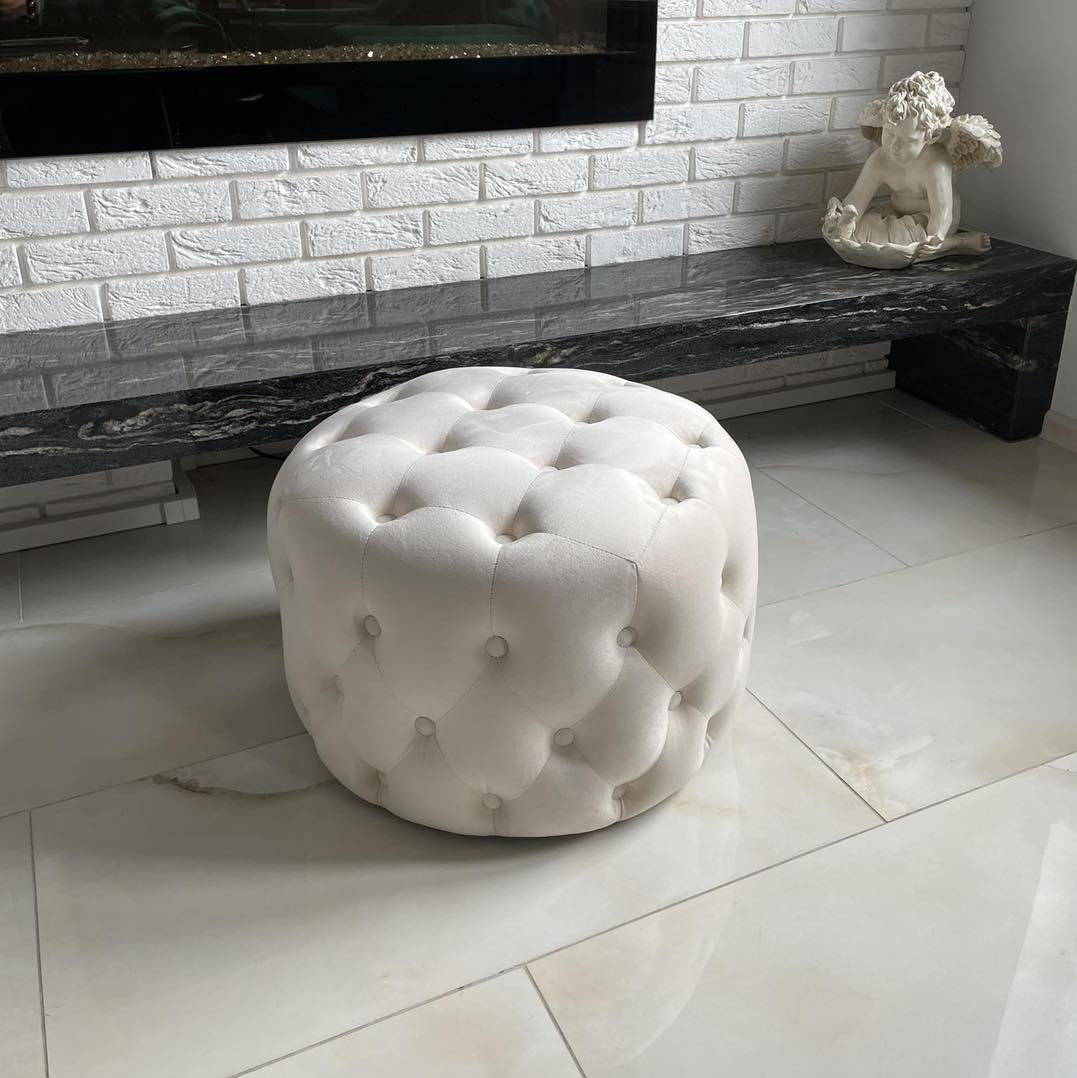 Chesterfield Pouf aus Samtstoff | ELYFLAIR®